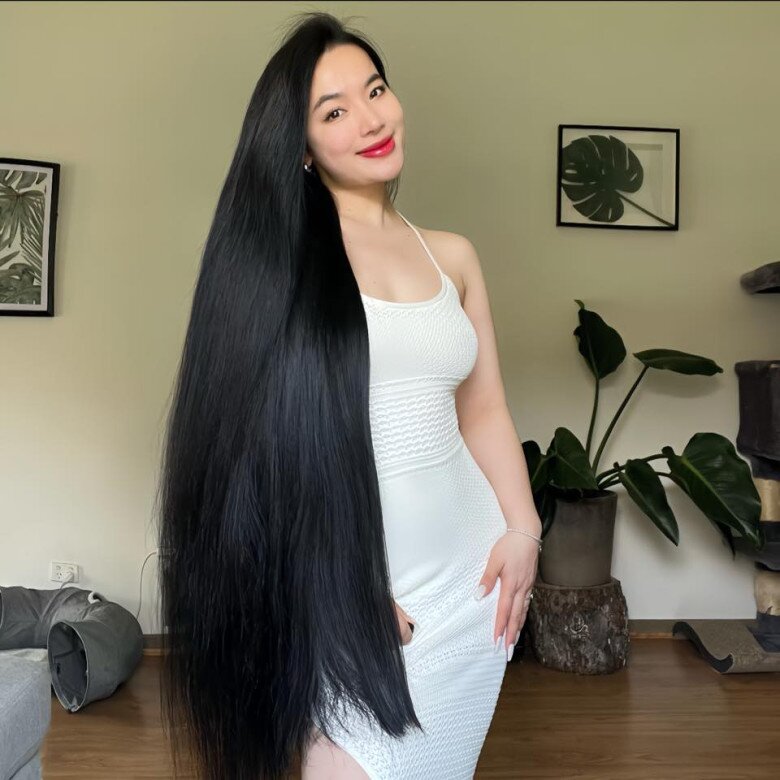 Happi Phạm sở hữu mái tóc mềm mượt như suối nhờ những bí quyết chăm sóc từ thiên nhiên.