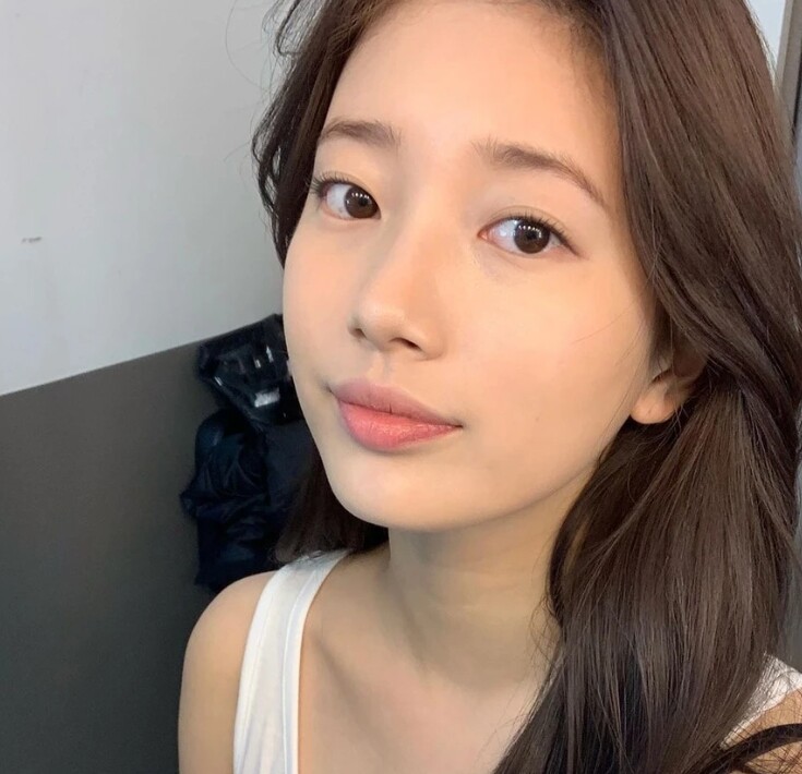 Phương pháp “4-2-4” không chỉ làm sạch triệt để mà còn kích thích tuần hoàn máu, giúp da mịn màng, tươi sáng và tràn đầy sức sống đúng như hình ảnh “tình đầu quốc dân” ngọt ngào, trong trẻo của Suzy.