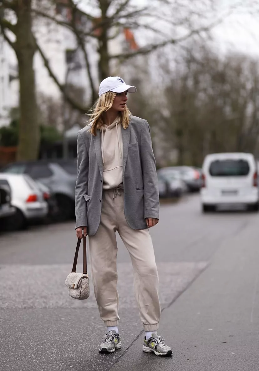 Trời chuyển lạnh, mặc áo nỉ sao cho sang: Cứ phối với 5 món đồ này khiến ai nhìn cũng muốn bắt chước - 6