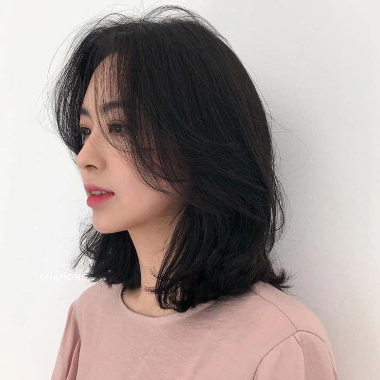 Kiểu tóc với độ dài vừa chạm xương quai xanh mang lại vẻ ngoài trẻ trung, hiện đại và đặc biệt phù hợp với nhiều dáng mặt khác nhau.