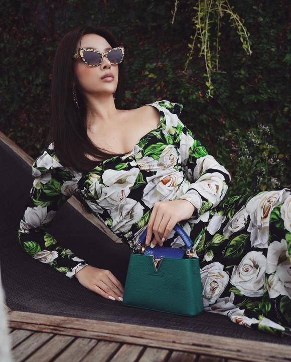 Trong bức ảnh chụp khi đi nghỉ dưỡng ở Bali trước đây, Huyền Baby từng đăng ảnh chiếc túi hàng hiệu Louis Vuitton dòng Capucines được mẹ chồng mua tặng. Được biết mẫu túi này trị giá 4.950 USD (~ 115 triệu đồng).