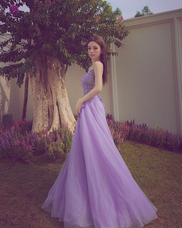 Ngoài các món đồ thời trang đắt giá, cô còn được mẹ chồng tặng cây bằng lăng cổ thụ mừng nhà mới.