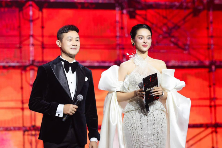 Tên tuổi của nam MC được hâm nóng lại khi anh dẫn dắt chương trình Anh trai vượt ngàn chông gai và Chị đẹp đạp gió rẽ sóng.