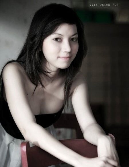 Lý Hồng Nhung kém nam MC 14 tuổi, sở hữu vẻ đẹp lai Pháp - Việt. Cô nàng từng theo học trường Sân khấu điện ảnh.