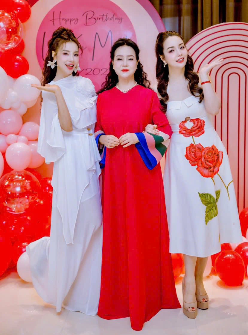 Nhan sắc của hai chị em nhà họ Mai là sự hòa quyện hoàn hảo giữa nét hiền hậu của mẹ và phong thái tự tin, hiện đại của thế hệ mới.