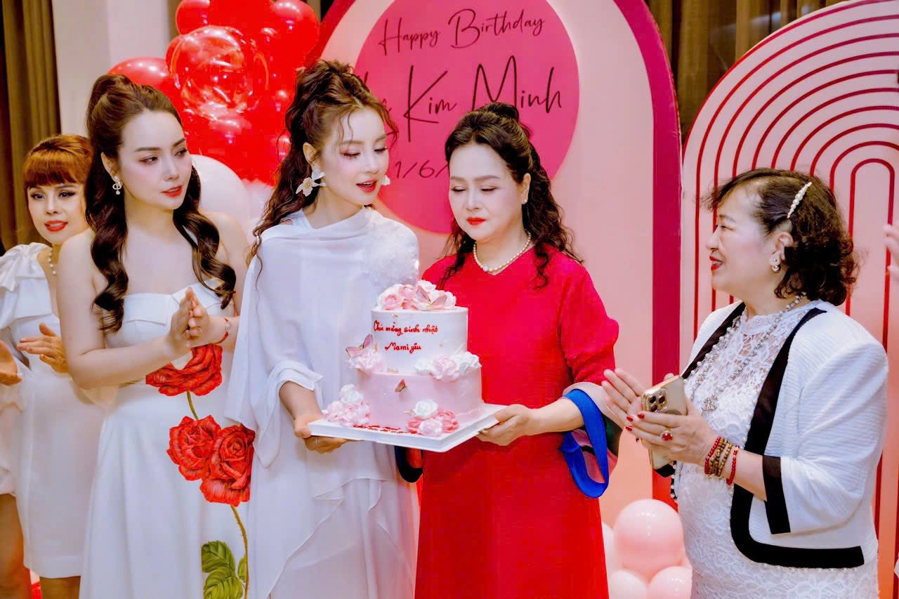 Bà Kim Minh đã bước qua tuổi 68 nhưng vẫn trẻ đẹp với thần thái sang trọng, quý phái.