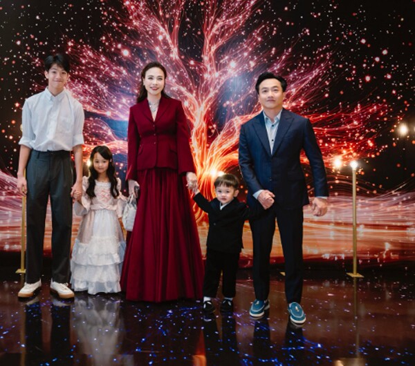 Cường đô là và Đàm Thu Trang kết hôn vào tháng 7/2019. Cặp đôi đón con gái Suchin chào đời vào tháng 8/2020 và con trai Sutin hồi tháng 5/2023. Ngoài ra, Cường đô la còn có một cậu con trai cả là Subeo (tên thật Nguyễn Quốc Hưng) sinh năm 2010 là trái ngọt của nam doanh nhân và vợ cũ a classTextlinkBaiviet hrefhttps://eva.vn/dep/can-canh-ho-ngoc-ha-do-body-don-tet-binh-ngo-bang-tap-luyen-va-an-uong-c58a661807.htmlHồ Ngọc Hà/a.