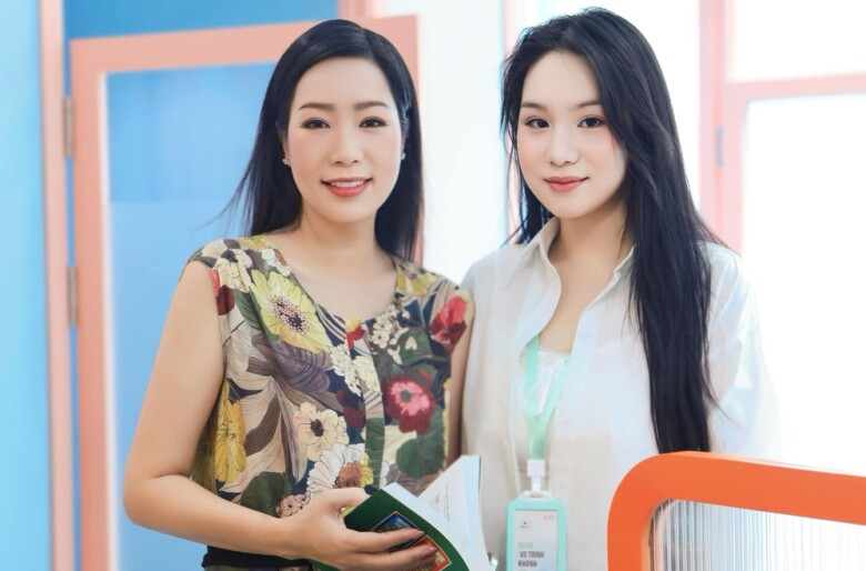 Có thể thấy, ngay cả khi không trang điểm, Khánh Ngân vẫn nổi bật với làn da trắng mịn và căng bóng. Thậm chí, nước da sáng bật tông giúp cô nàng trông rạng rỡ hơn cả mẹ là Á hậu Trịnh Kim Chi.