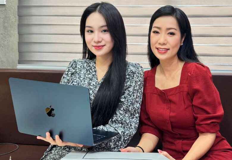 Với lớp trang điểm nhẹ nhàng, ái nữ nhà Trịnh Kim Chi khéo léo tôn lên ngũ quan hài hòa, tinh tế. Nét đẹp thanh tú, tràn đầy sức sống của cô gái tuổi đôi mươi khiến người đối diện khó rời mắt, trong khi suối tóc đen óng ả càng làm tăng thêm vẻ duyên dáng và cuốn hút.