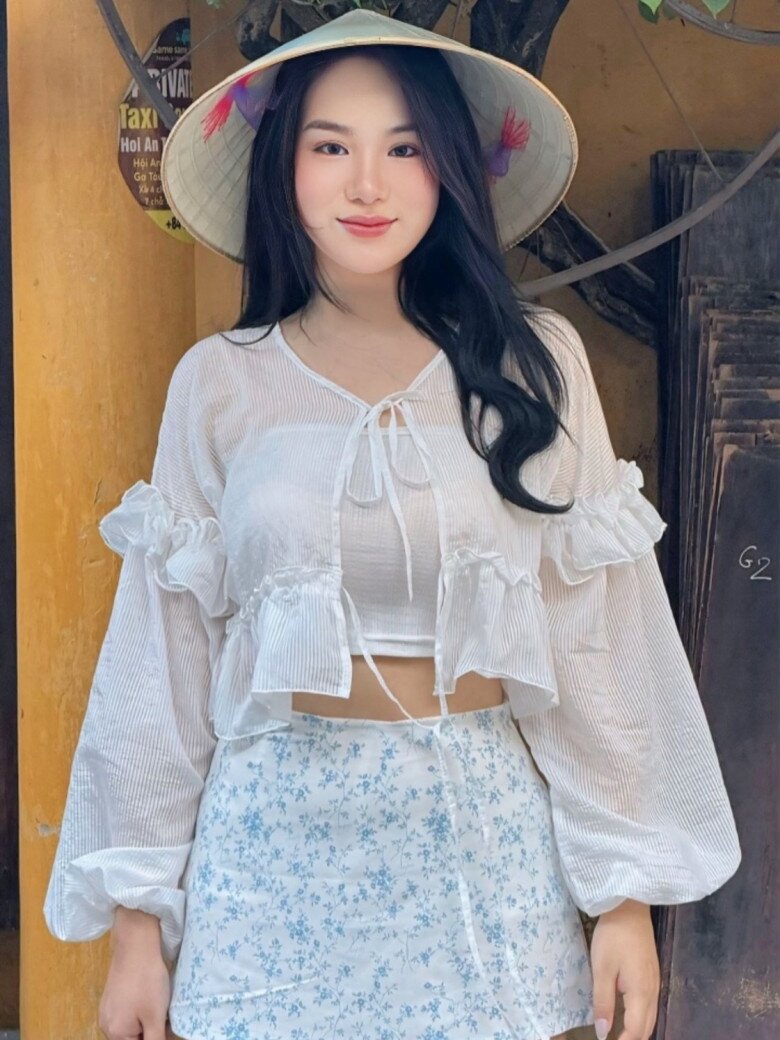 Phong cách thời trang nữ tính của Khánh Ngân.