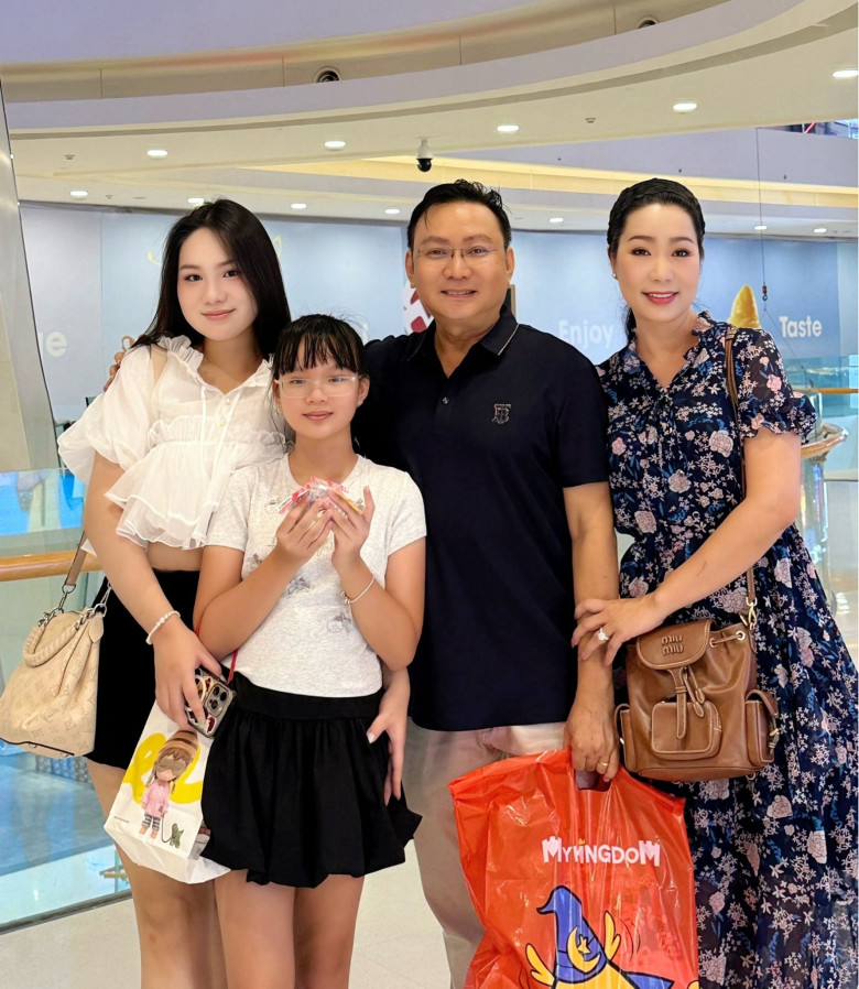 So với cô con gái út, Trịnh Kim Chi khá kín tiếng về con gái lớn. Tuy nhiên, mỗi lần Khánh Ngân xuất hiện trên trang cá nhân của mẹ, cô đều gây chú ý bởi vẻ ngoài ngày càng trưởng thành, xinh đẹp và cuốn hút.