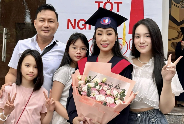 Sau gần ba thập kỷ gắn bó với nghệ thuật, NSƯT Trịnh Kim Chi hiện có cuộc sống viên mãn bên ông xã – doanh nhân thành đạt trong ngành nhựa cùng hai cô con gái xinh đẹp, thừa hưởng trọn vẹn nét duyên dáng và thần thái của mẹ.