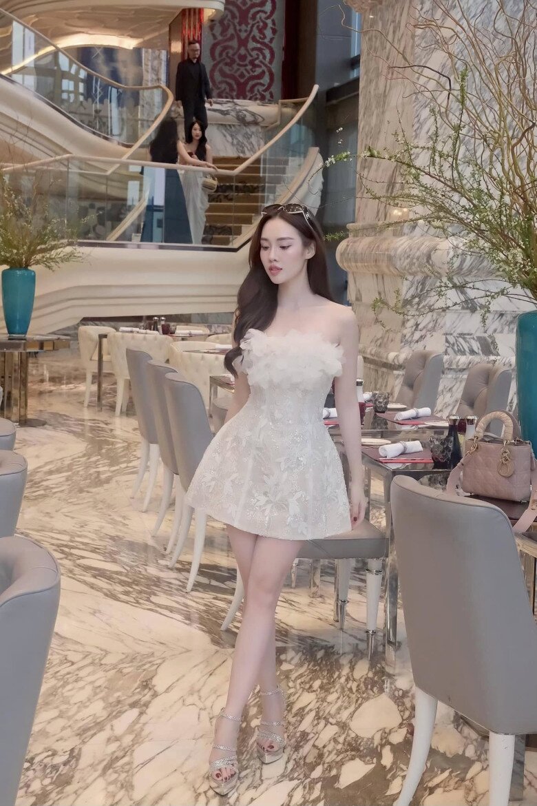 Các kiểu váy dự tiệc cầu kỳ thường xuyên xuất hiện trong tủ đồ của người đẹp.