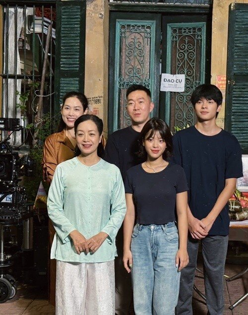 Ngoài Hồng Khanh, phim Bà đừng buồn con còn có sự tham gia diễn xuất của Trần Tú — con trai nghệ sĩ Trần Lực. Ảnh: FB Hồng Khanh.