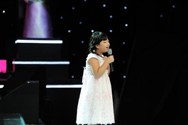 Hồng Khanh từng tham gia Giọng hát Việt nhí 2013. Con gái Chiều Xuân không tiến sâu ở sân chơi âm nhạc này. Ảnh: Thể Thao Văn Hóa.