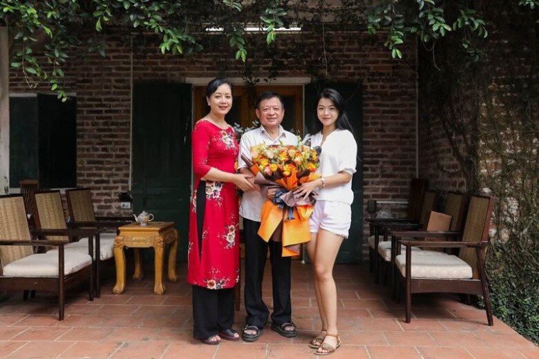 Tháng 8/2022, con gái Chiều Xuân — nhạc sĩ Đỗ Hồng Quân đỗ vào khoa Thanh nhạc của Học viện Âm nhạc Quốc gia Việt Nam. Ảnh: FB Hồng Khanh.