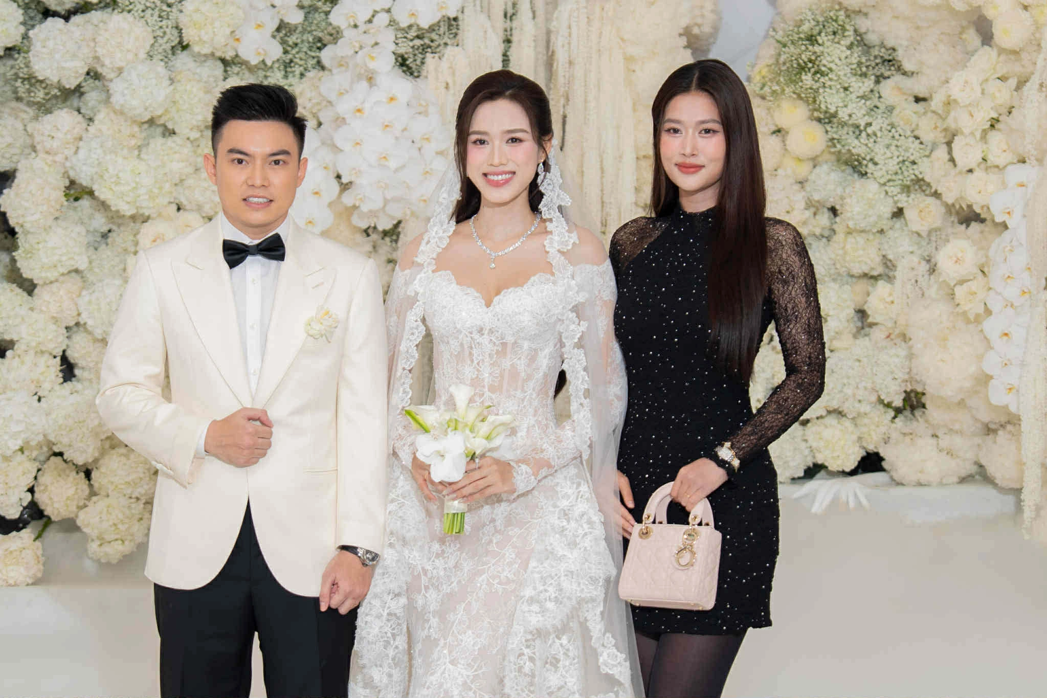 Hoa hậu Đoàn Thiên Ân thanh lịch với chiếc váy mini đen ôm sát, chất liệu ren ánh nhũ giúp tôn lên đường cong mềm mại. Thiết kế cổ cao, tay dài tạo cảm giác vừa cổ điển vừa hiện đại, cân bằng hoàn hảo giữa gợi cảm và tinh tế. Người đẹp xách theo chiếc túi Lady Dior màu nude pastel có giá 115 triệu để tạo điểm nhấn.