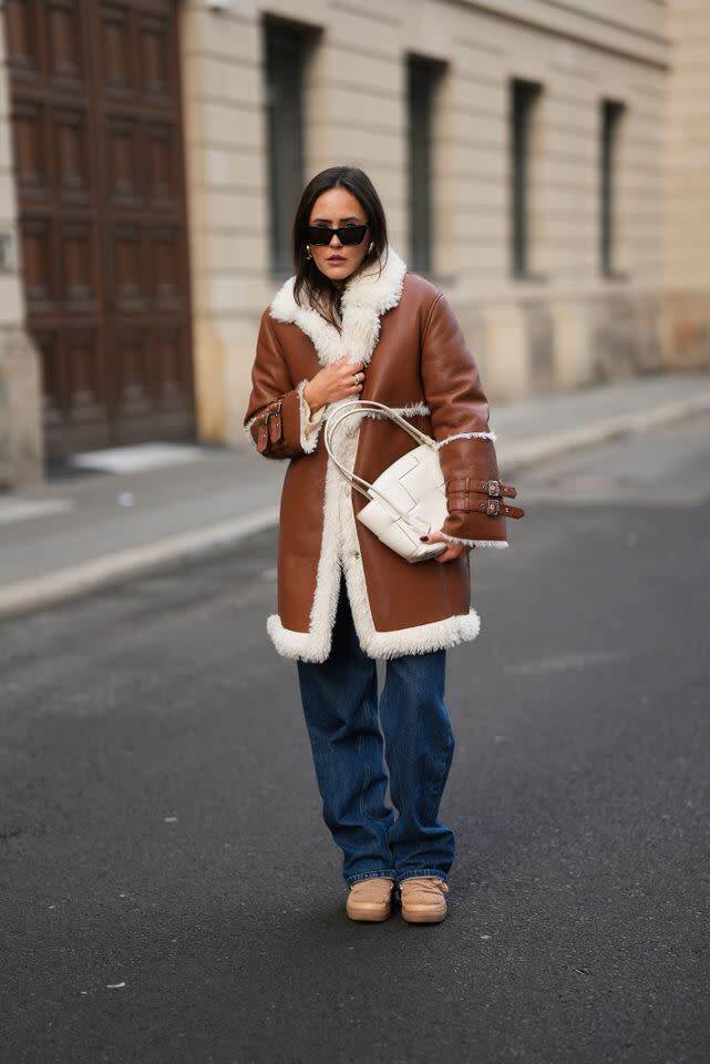 Chi tiết lông trắng nhỏ nhưng có thể khiến chiếc áo khoác của bạn trở nên nổi bật hơn.