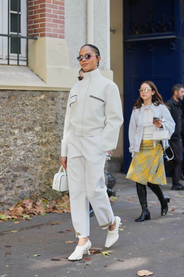 Cách phối đồng màu là đơn giản nhất mà vẫn thời trang cho những người không biết cách phối đồ.