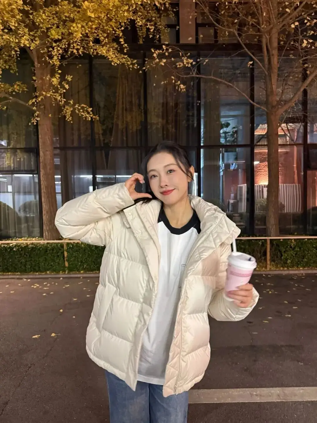 Áo phao trắng tạo cảm giác nhẹ bẫng nhưng vẫn giữ ấm hiệu quả. Gam màu trung tính làm nổi bật làn da và khiến tổng thể trở nên trẻ trung, sạch sẽ, phù hợp với phong cách đời thường của những ngày lạnh.