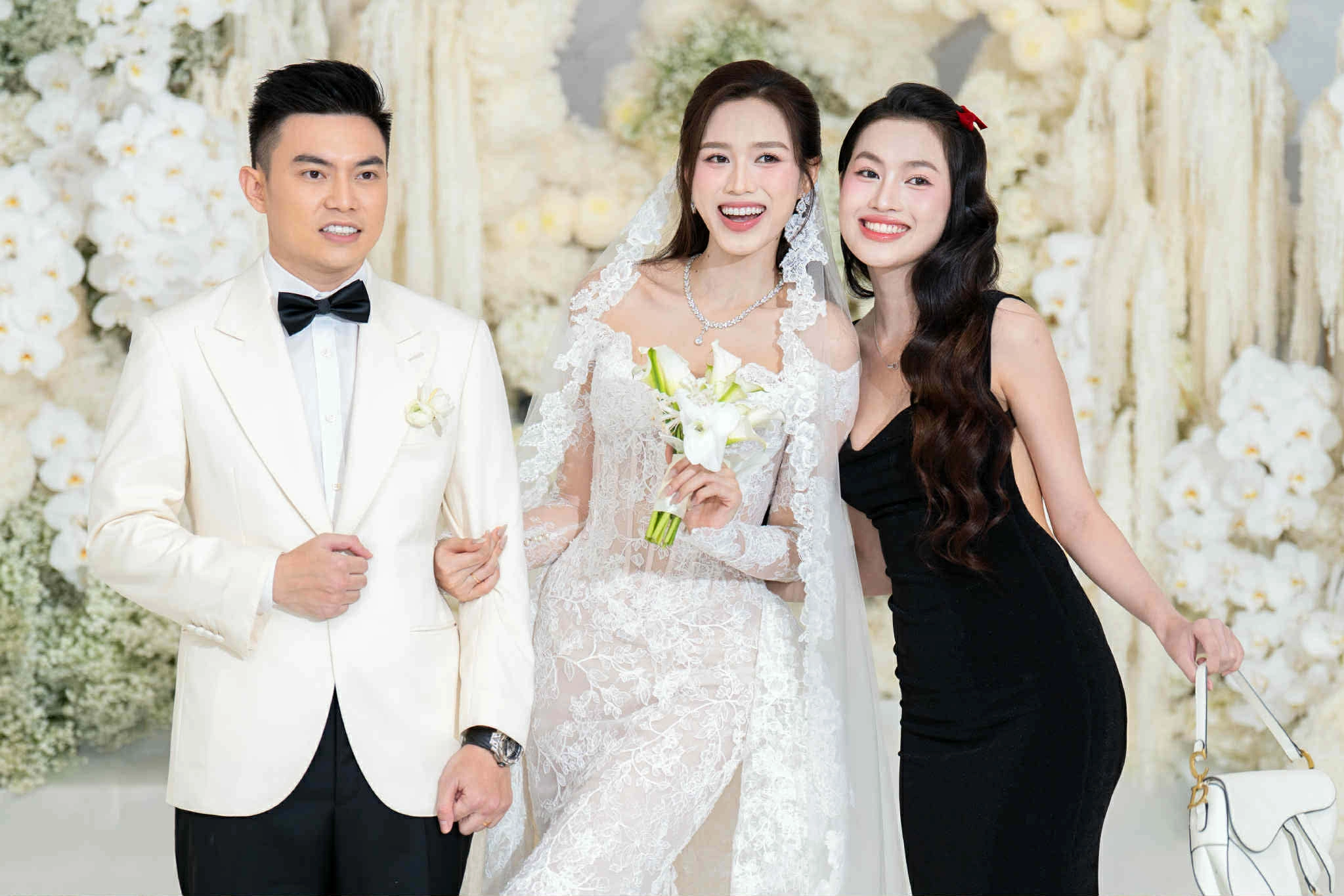 Minh Thư - Á hậu Miss Grand Vietnam 2022 từng xuất hiện tại lễ nạp tài của Hoa hậu Đỗ Thị Hà trong vai trò phù dâu. Trong đám cưới tối 9/11, người đẹp chọn đầm đen ôm sát tôn đường cong, mang lại vẻ sang trọng và quyến rũ đầy tinh tế.