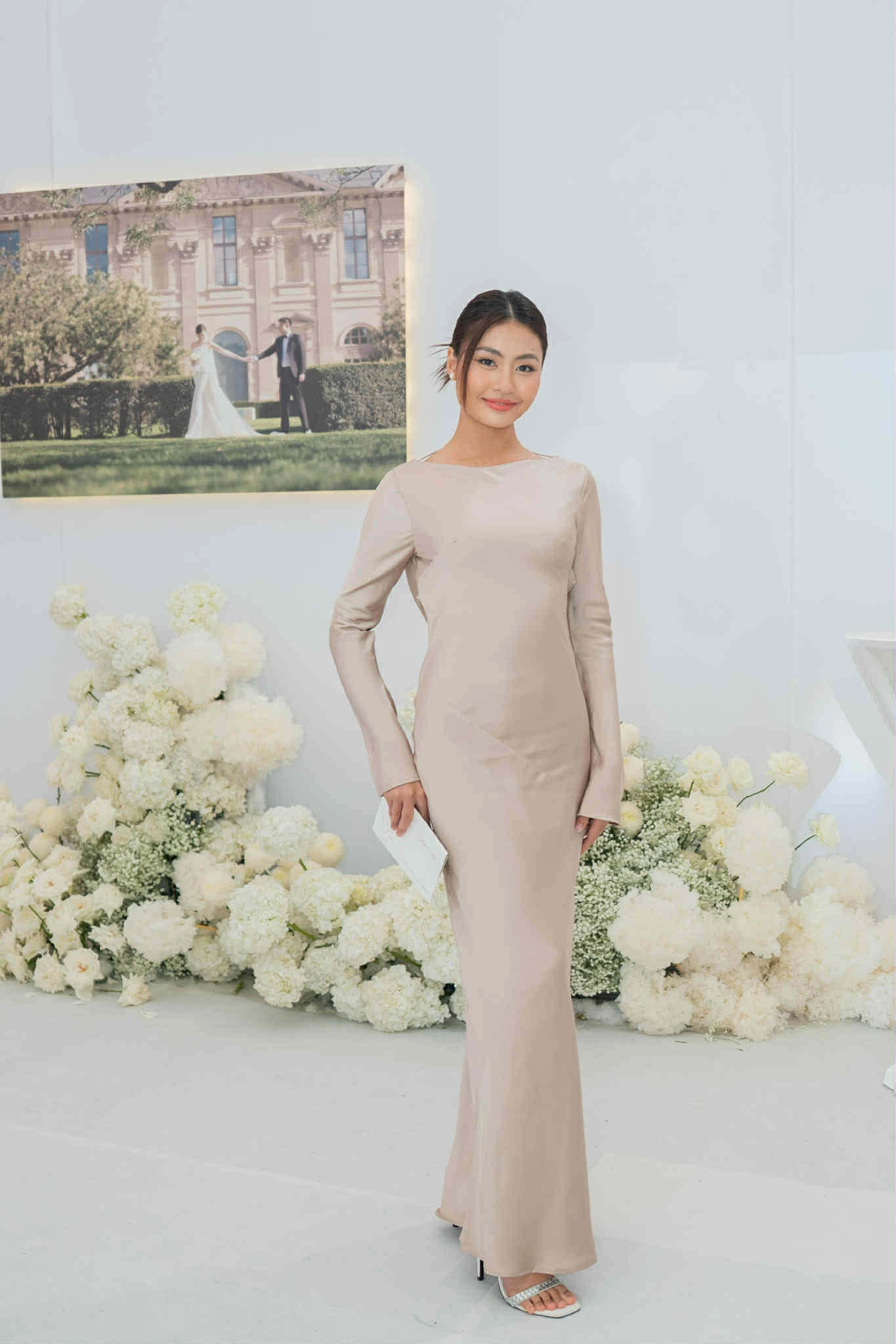 Hoa hậu Xuân Hạnh đơn giản mà tinh tế với chiếc đầm beige dài ôm nhẹ mang tinh thần “less is more”. 