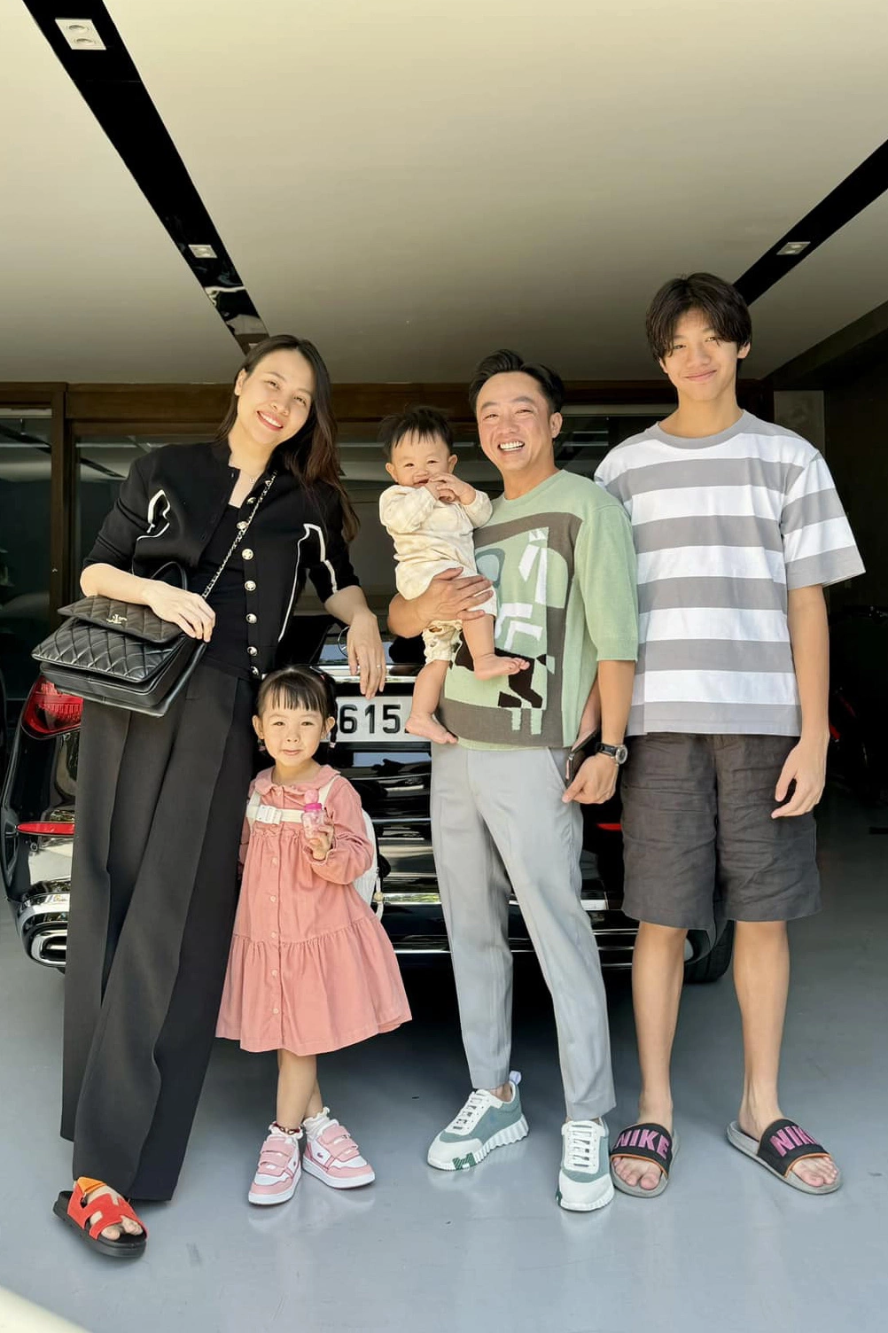 Đàm Thu Trang thường xuyên đi kiểu dép lê của Hermes, Dior, Chanel... để phối với quần áo năng động khi đi cùng gia đình. Vì vậy, cô thường được khen là nàng dâu hào môn có phong cách mộc mạc, giản dị.