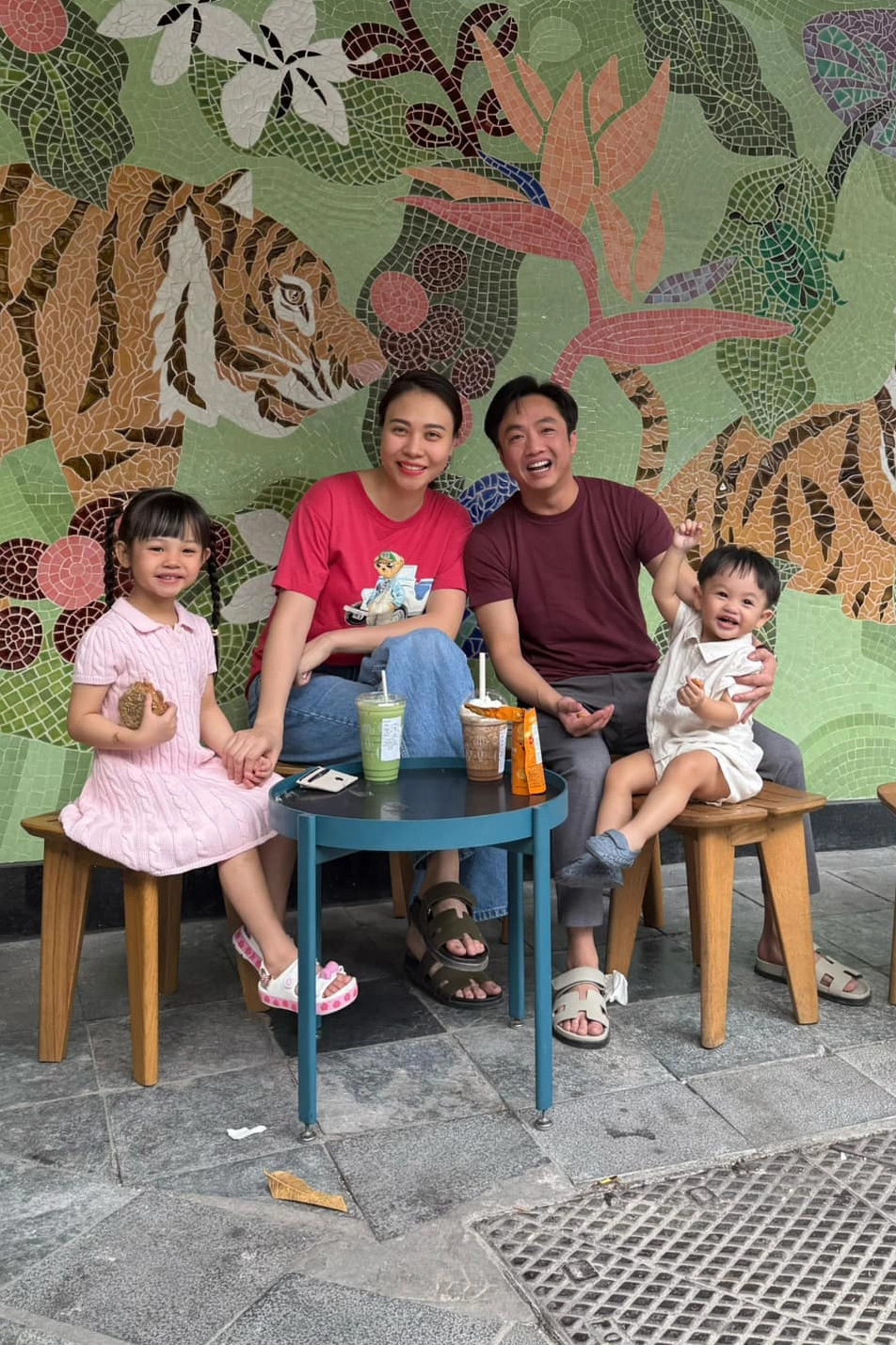 3 nàng dâu hào môn khéo chọn giày khi sánh đôi bên chồng, một mỹ nhân đi dép lê mà được khen hết lời - 18