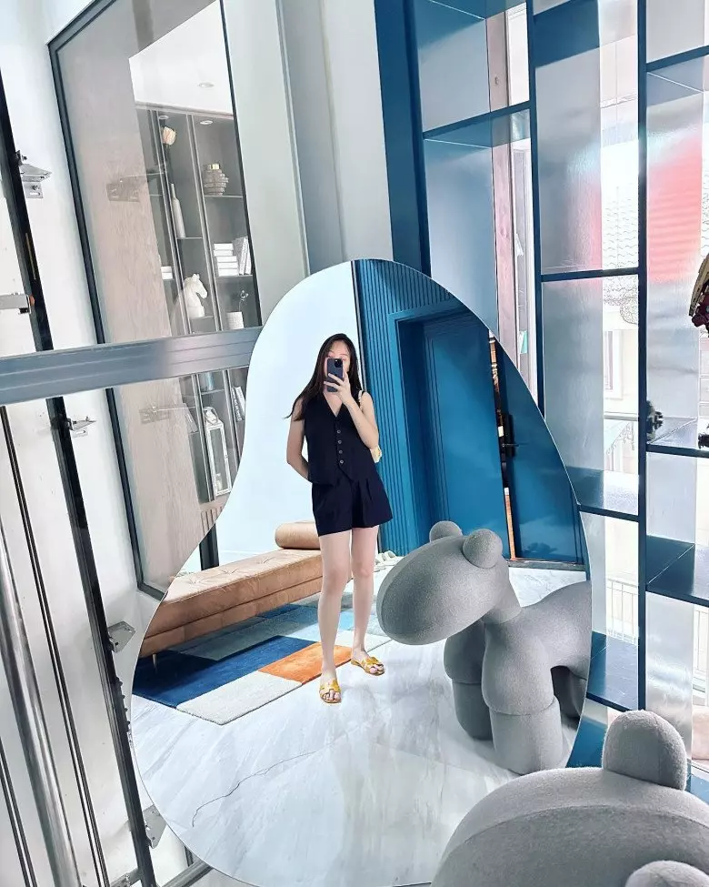 3 nàng dâu hào môn khéo chọn giày khi sánh đôi bên chồng, một mỹ nhân đi dép lê mà được khen hết lời - 25