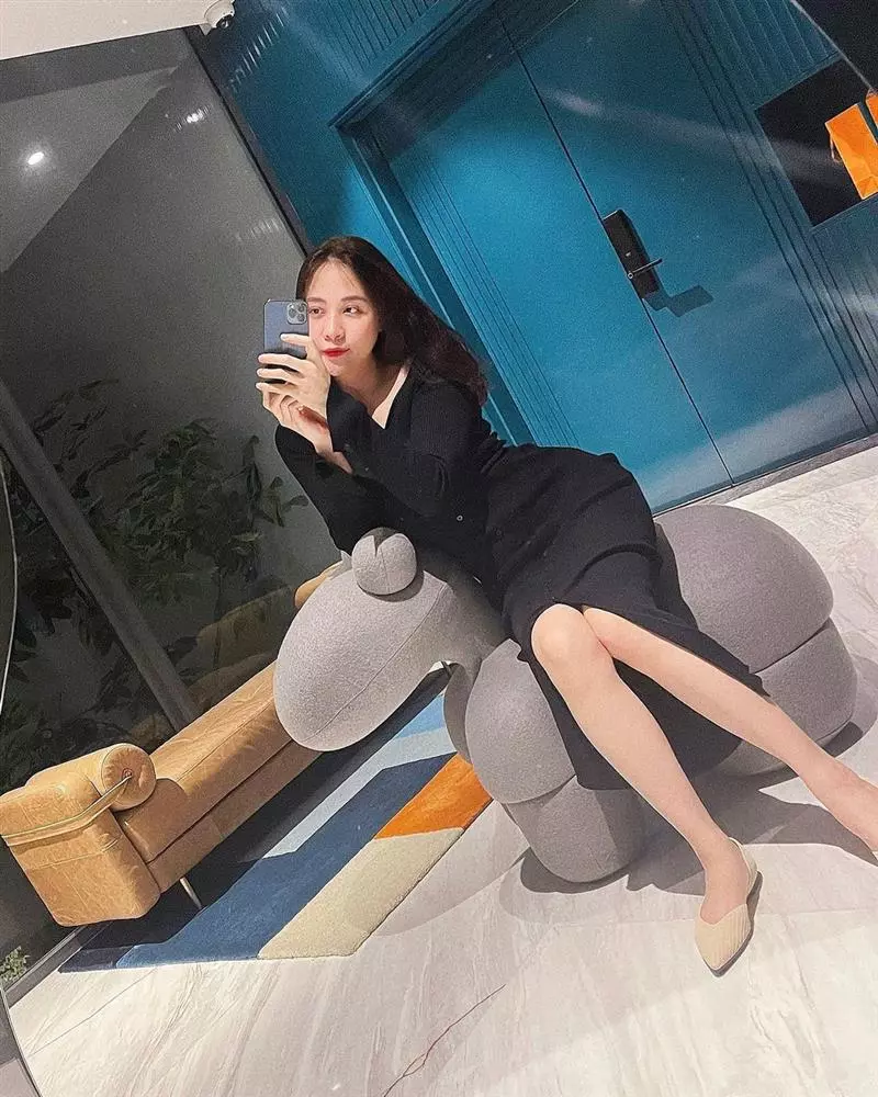 Trong cuộc sống hàng ngày, Đàm Thu Trang gắn bó với những outfit đơn giản, giày bệt tiện lợi, không cần mix-match cầu kỳ nhưng vẫn toát lên vẻ sang trọng tự nhiên.