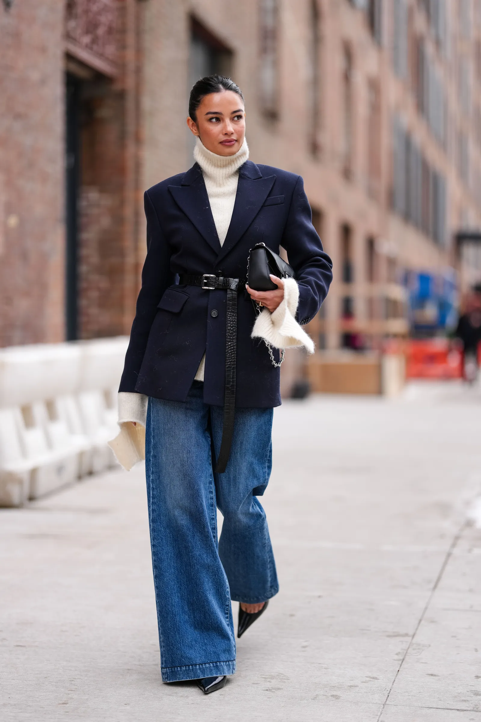 Chọn áo cổ lọ màu đen, trắng, xám hoặc camel cổ điển dễ phối với các kiểu áo khoác blazer để tạo nên vẻ ngoài cao cấp.