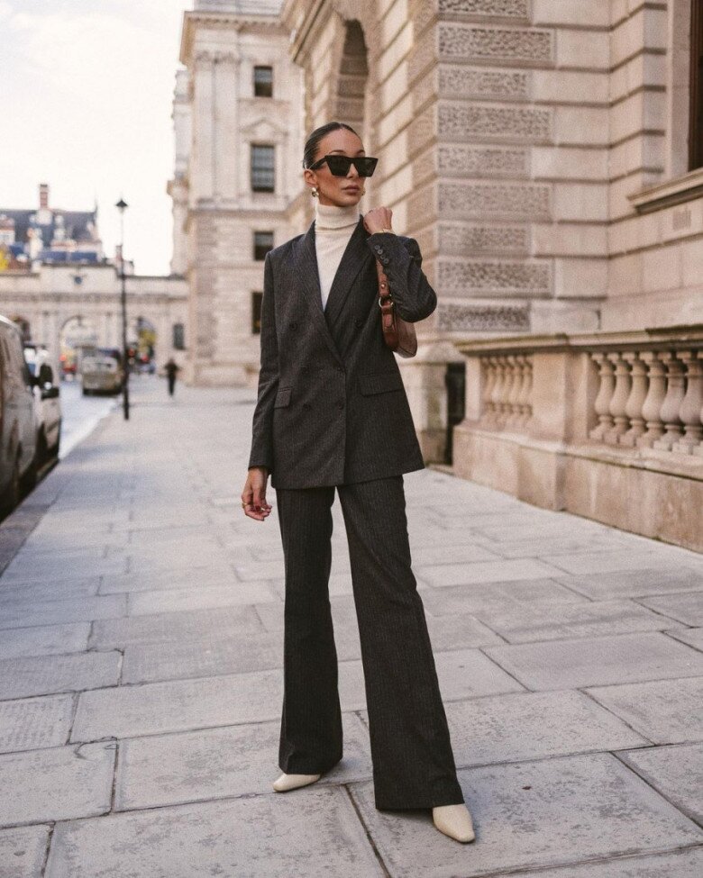 Một bộ vest lịch sự kết hợp với áo cổ lọ là cách hoàn hảo để phụ nữ công sở tạo dựng hình ảnh trí thức.