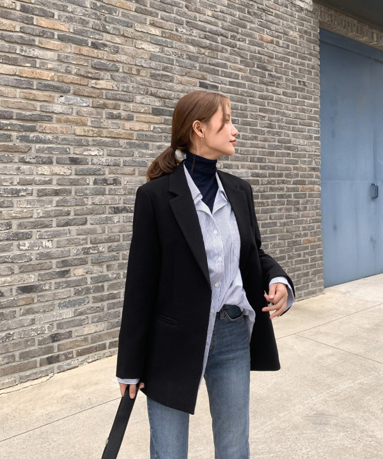 Áo sơ mi khi layer giữa áo vest/blazer và áo cổ lọ, nó vừa giữ ấm vừa tạo hiệu ứng cổ chữ V thon gọn. Lưu ý, nếu áo cổ lọ tối màu, hãy chọn sơ mi sáng màu để tổng thể hài hòa và tôn da sáng hơn.