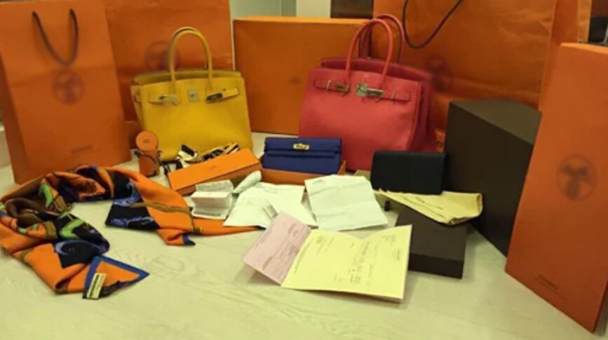 Thủy Tiên từng gây xôn xao dư luận khi khoe loạt túi hàng hiệu của hãng từ túi xách đến ví cầm tay và nhiều kiểu khăn. Hình ảnh ngay lập tức nhận được hàng chục ngàn like lẫn bình luận trái chiều.