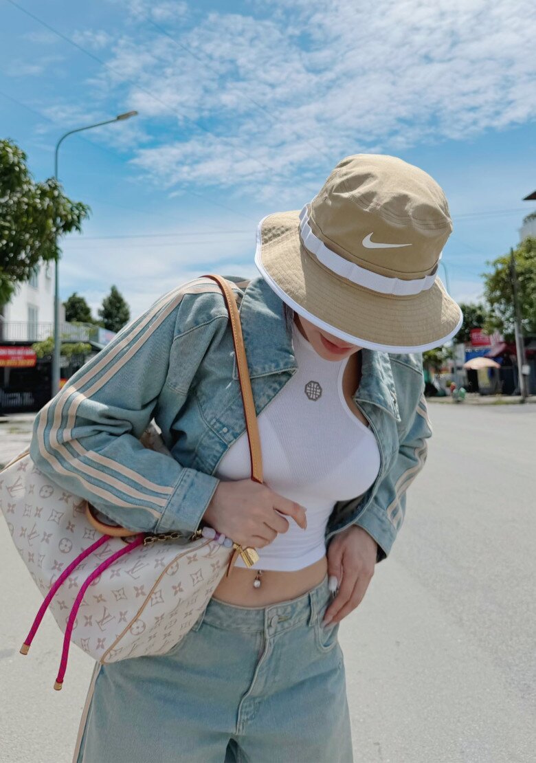 Phong cách đời thường với áo crop top, quần jeans giúp bà mẹ 2 con trẻ trung và năng động hơn.