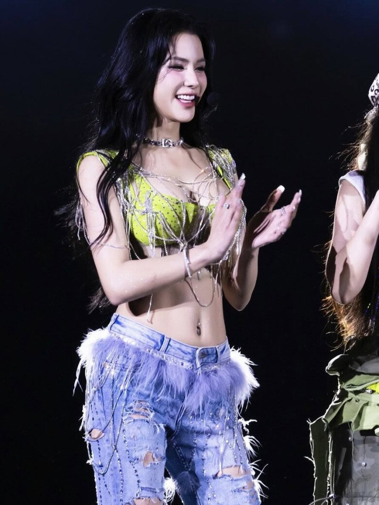 Dù đã trải qua 2 lần sinh nở, body của Diệp Lâm Anh vẫn thon gọn như gái còn son, đặc biệt là vòng eo nhỏ nhắn và vùng bụng phẳng lì khiến ai cũng ngưỡng mộ.