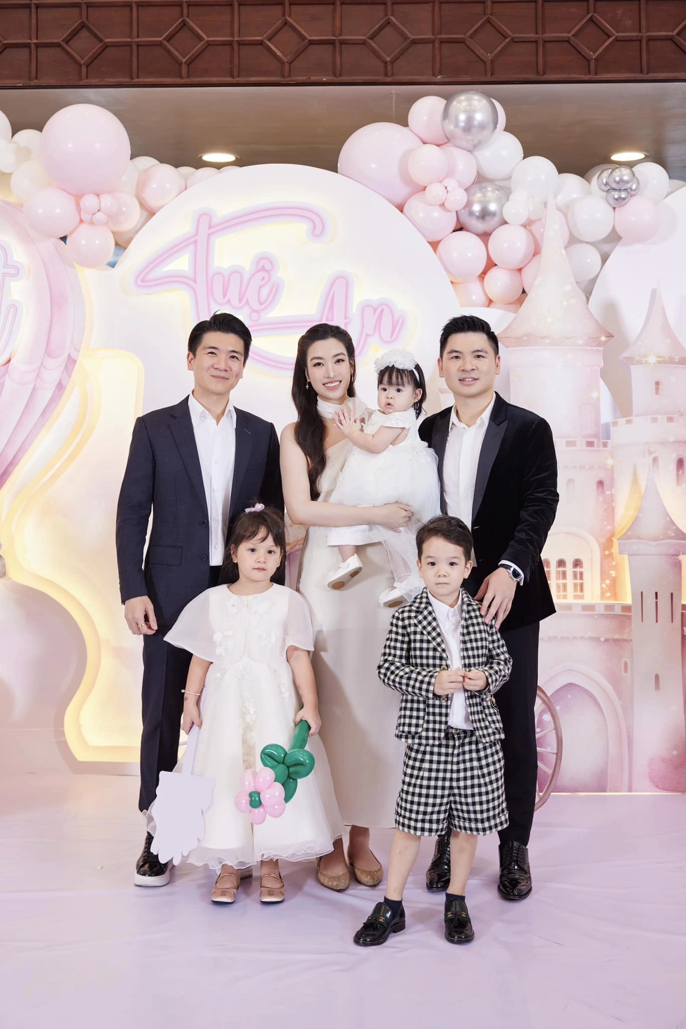 3 nàng dâu hào môn khéo chọn giày khi sánh đôi bên chồng, một mỹ nhân đi dép lê mà được khen hết lời - 15