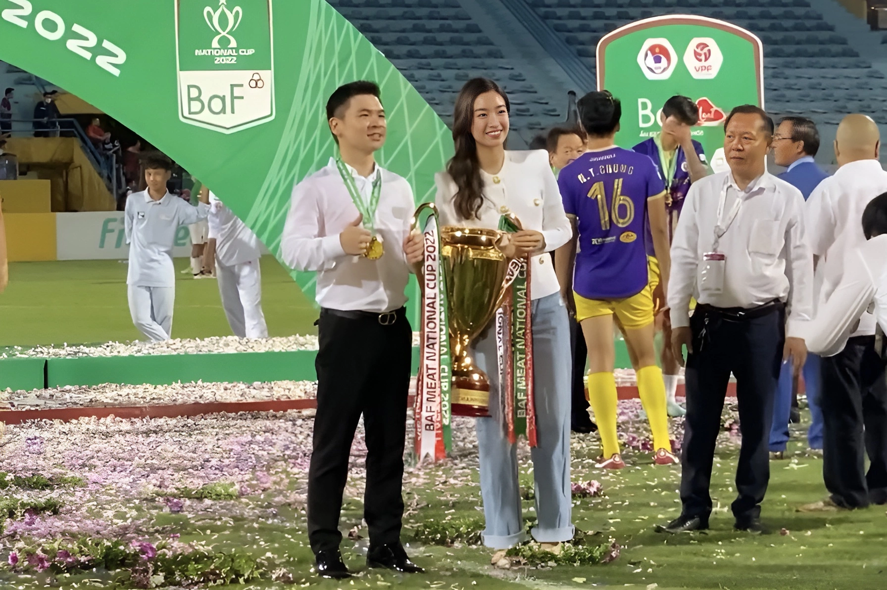 Mẫu giày búp bê đế bằng màu nude với chất liệu xuyên thấu, kiểu dáng đơn giản, nữ tính, được Đỗ Mỹ Linh diện liên tục.