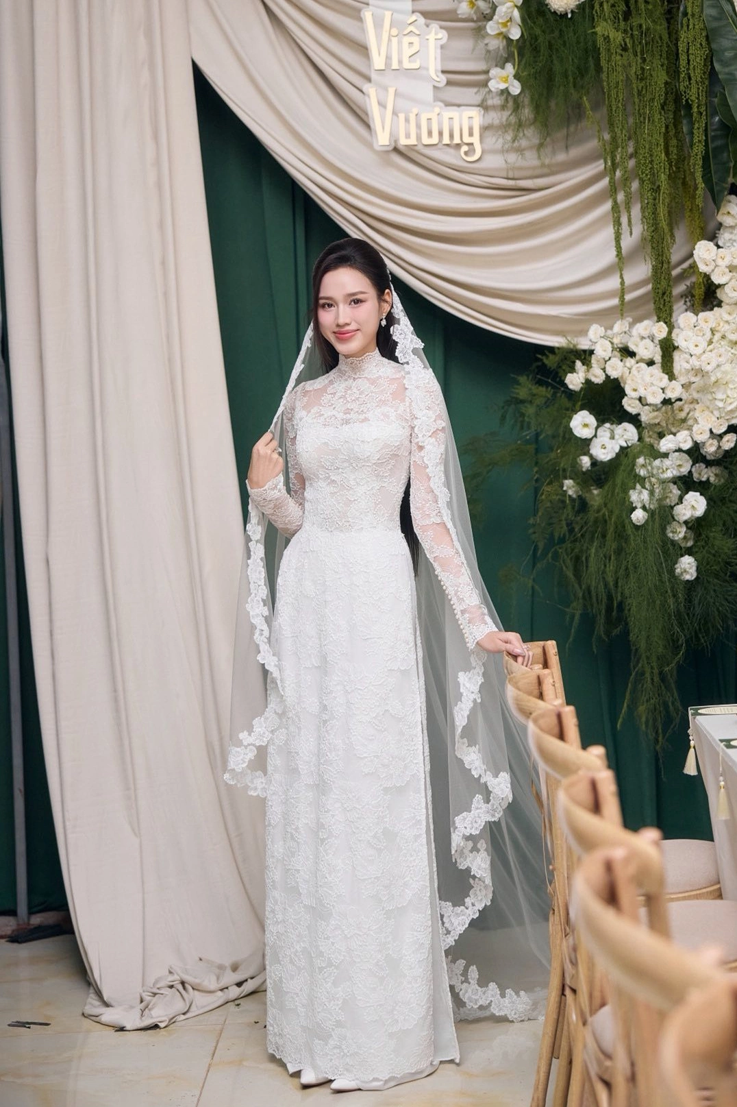 Cả trong lễ nạp tài và vu quy, nàng hậu đều chọn giày đế bệt màu trắng mũi nhọn phù hợp với trang phục áo dài trắng muốt lại vẫn có thể tôn dáng vừa phải khi sánh đôi bên chồng.