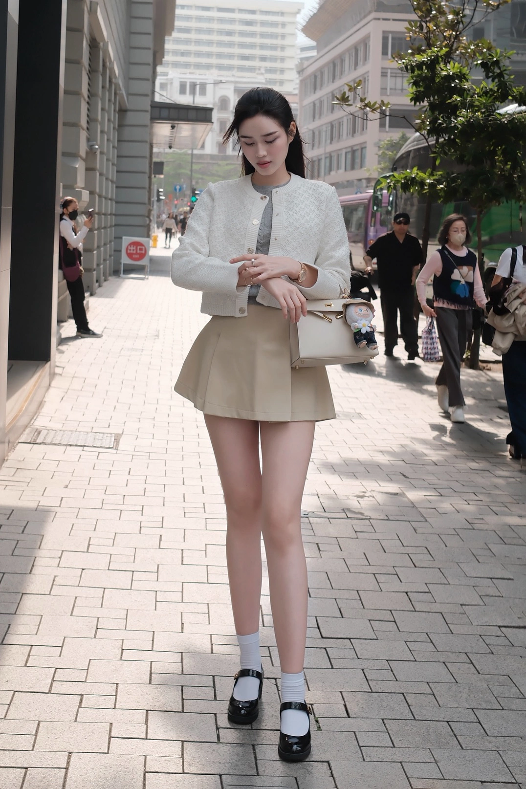 3 nàng dâu hào môn khéo chọn giày khi sánh đôi bên chồng, một mỹ nhân đi dép lê mà được khen hết lời - 8