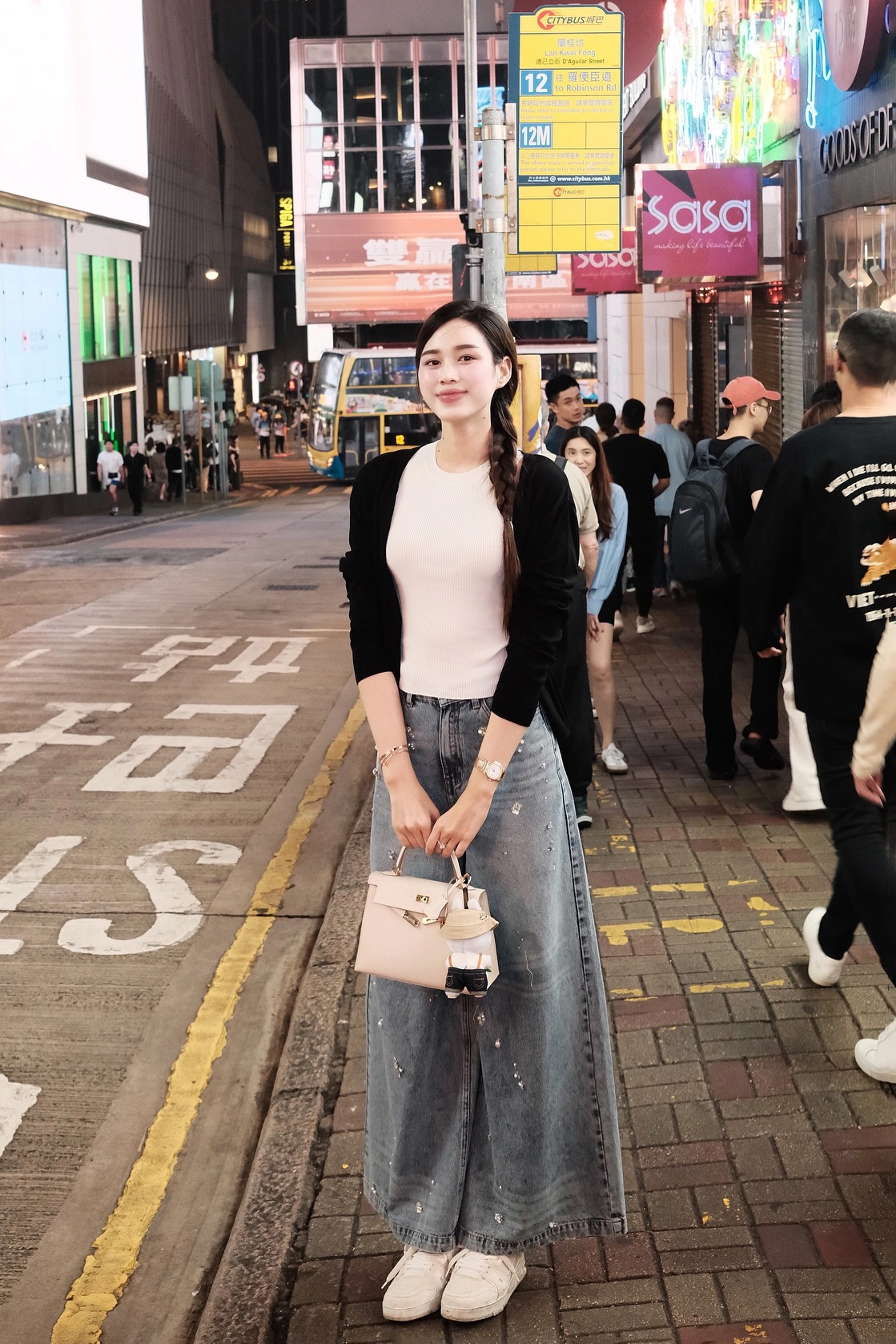 3 nàng dâu hào môn khéo chọn giày khi sánh đôi bên chồng, một mỹ nhân đi dép lê mà được khen hết lời - 9