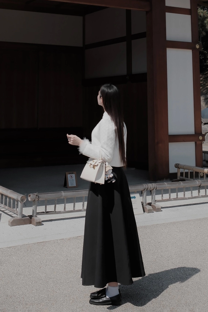 Ăn vận khéo léo vừa tôn dáng mà lại không lấn át chồng, chẳng trách Đỗ Hà được ông xã dành cho ánh mắt cưng chiều như vậy trong đám cưới.