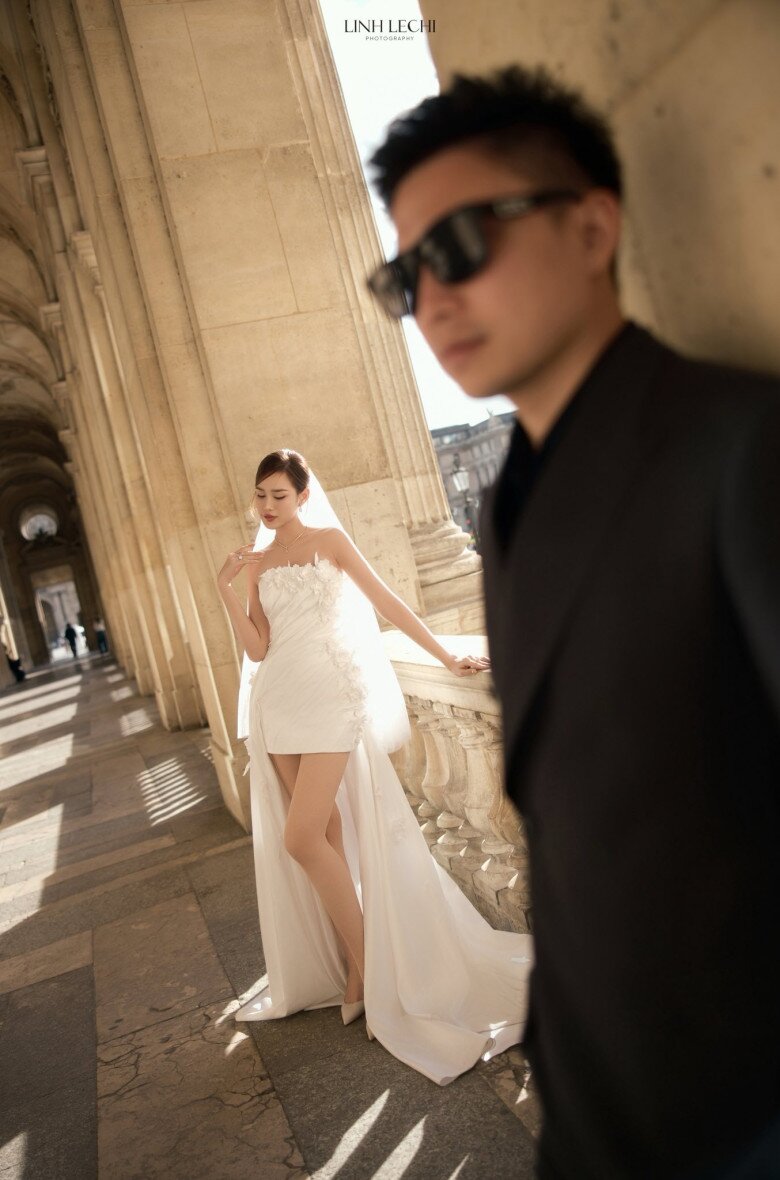 Một thiết kế váy cưới dáng ngắn khác được Đỗ Thị Hà lựa chọn với điểm nhấn là chi tiết hoa 3D đính thủ công và phần tà váy dài buông nhẹ phía sau.