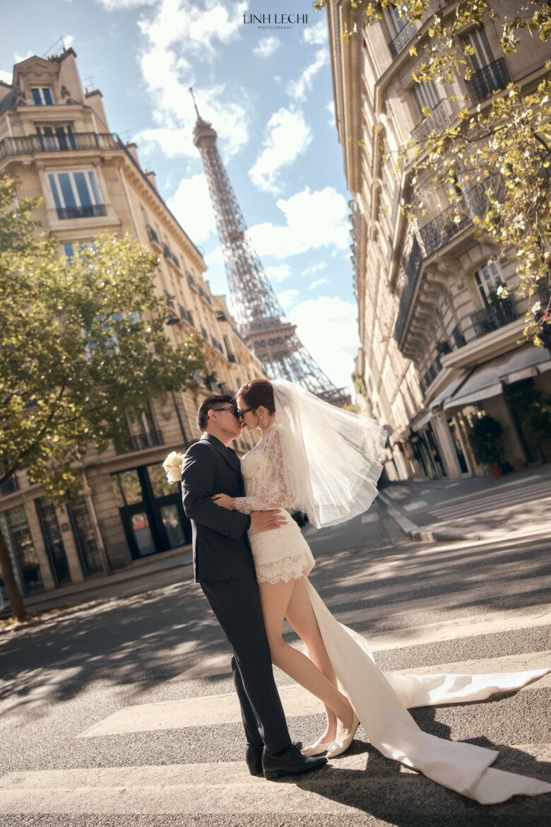 Mỹ nhân cho thấy sự tinh tế khi khéo chọn đôi giày bệt để sánh đôi bên chồng.