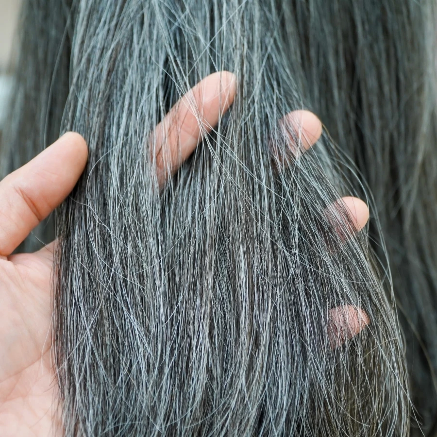 Không ít người còn trẻ đã sớm gặp tình trạng bạc tóc.