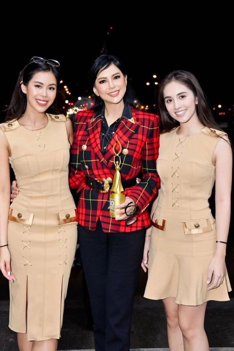 Cô có phong cách thời trang thanh lịch, sang chảnh với những gam màu trung tính tôn dáng và làn da trắng.