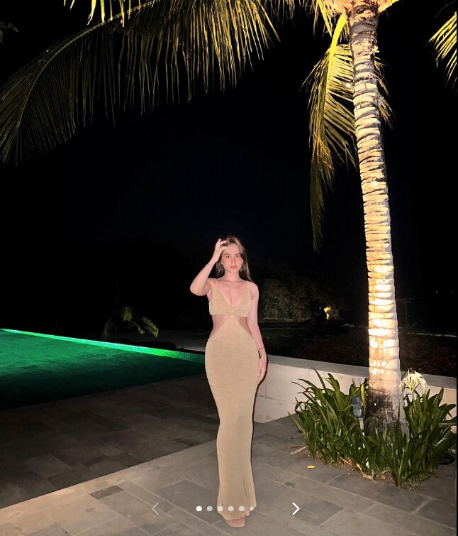 Thân hình đồng hồ cát quyến rũ của bạn gái Hiếu Nguyễn.