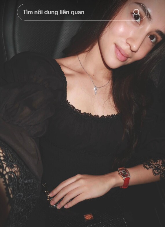 Góc nghiêng cận mặt cho thấy cô nàng có chiếc mũi cao, làn da căng mịn.