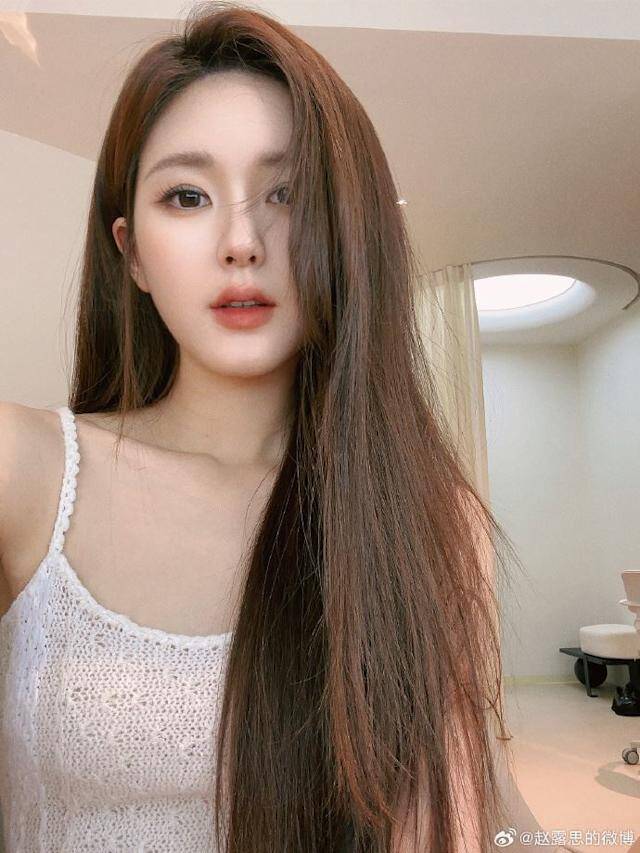 Triệu Lộ Tư có làn da mịn đẹp, sáng hồng nhờ bí quyết làm đẹp được học hỏi từ bà.