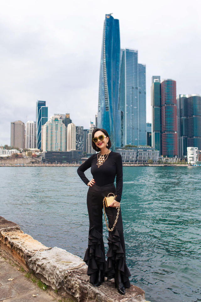 Phong cách thời trang sang trọng, quý phái của nữ hoàng ảnh lịch ở tuổi ngoài 60.